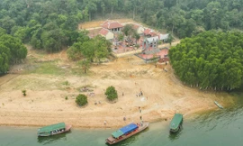 Đền thờ anh hùng liệt sỹ tại trận địa sân bay dã chiến LiBi trong lòng hồ Kẻ Gỗ 