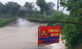 Mưa lớn gây sạt lở, giao thông chia cắt, hơn 2.000 hộ dân bị ảnh hưởng