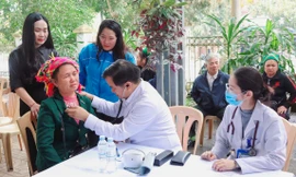 Bác sĩ Bệnh viện Bạch Mai khám, cấp thuốc miễn phí ở vùng biên xứ Nghệ