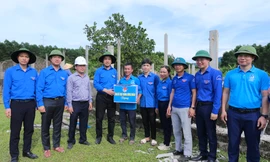 Bí thư T.Ư Đoàn Ngô Văn Cương tặng quà thanh niên hỗ trợ dự án đường dây 500kV ở Hà Tĩnh