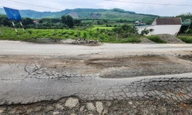 Tuyến đường hơn 85 tỷ đồng ở Hà Tĩnh bong tróc, hư hỏng