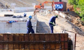 Bỏng rát nắng nóng trên công trường cao tốc Vũng Áng - Bùng 