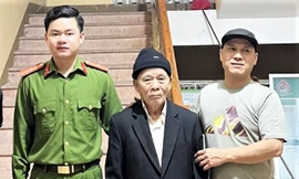 Công an xã giúp cụ ông đi lạc từ Hà Nội vào Hà Tĩnh về nhà 