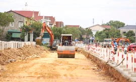 Quốc lộ 1.100 tỷ đồng ngổn ngang trước mùa mưa bão