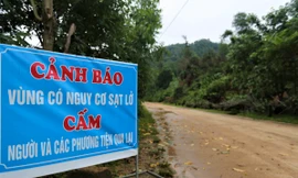 'Hố tử thần', đất đá chực chờ rơi trên đường quốc phòng ven biển Hà Tĩnh