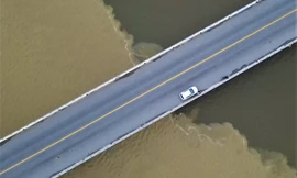 Nước biển chia thành 2 màu lạ mắt ở Hà Tĩnh