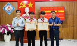 Chủ tịch tỉnh tặng bằng khen hai nam sinh cứu em nhỏ đuối nước 