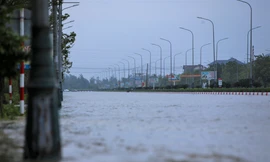 Hà Tĩnh: Mưa lớn gây sạt lở núi Nầm, đường biến thành sông