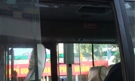 Côn đồ phá ô tô, 20 hành khách chui xuống gầm ghế