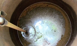 Giếng nước phủ lớp váng xỉn