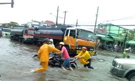 Người dân Sài thành 'sống chung' với biển nước