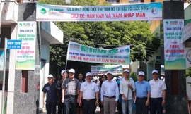 Hưởng ứng cùng cuộc thi "Biến đổi khí hậu với cuộc sống", các đại biểu đã tham gia "Ngày đi bộ vì môi trường.