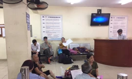 Người nhà bệnh nhân vạ vật trong nắng nóng 40 độ ở Hà Nội