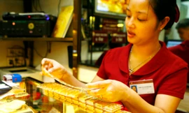 Vàng giảm mạnh, dân đổ xô mua