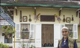 Khoảng sân mà ông Phước xin tách thửa có nhà thờ gia đình và 2 ngôi mộ. Ảnh: Thanh Trung 