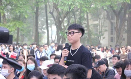 Học sinh đặt câu hỏi trong một ngày hội tư vấn, hướng nghiệp năm 2021 tại Hà Nội 