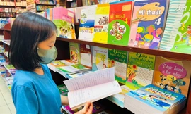 Lại tranh cãi chuyện sách giáo khoa: Bộ GD&ĐT không nên 'vừa đá bóng vừa thổi còi'