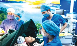 Hạnh phúc của mẹ khi được da kề da với con yêu 