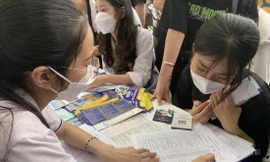 Thí sinh vẫn rất cần sự tư vấn của các trường để đảm bảo quyền lợi khi đăng ký nguyện vọng. Ảnh: Nghiêm Huê 