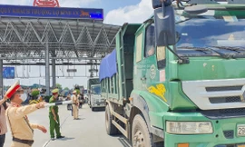 Xe chở hàng bị yêu cầu quay đầu tại chốt kiểm soát trong 2 ngày qua
