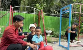 Trả lại 'khoảng trời' cho trẻ thơ - Bài 3: Con công nhân lao động chơi ở đâu? 