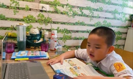 Nhiều giáo viên nhận định, học sinh lớp 1 học trực tuyến rất khó khăn 