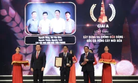 Thủ tướng Phạm Minh Chính và Trưởng Ban Tuyên giáo Trung ương Nguyễn Trọng Nghĩa trao giải A cho đại diện nhóm tác giả của báo Tiền Phong. Ảnh: Như Ý 