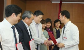 GS.TS Nguyễn Quang Tuấn, Giám đốc BV Bạch Mai trong buổi trao quyết định bổ nhiệm 20 bác sĩ cao cấp của bệnh viện
