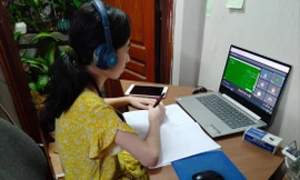 Vẫn chỉ có số ít học sinh có điều kiện học trực tuyến với máy tính. Ảnh: Như Ý