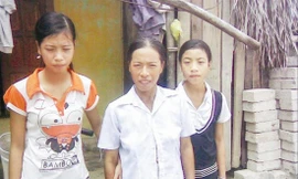 Ba mẹ con bà Hương cùng Loan và Phượng trước ngôi nhà mà tôi gặp cách đây 13 năm