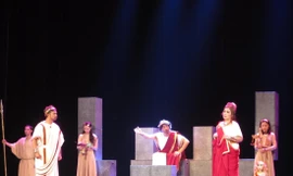 “Vụ án người đốt đền” là cuộc đối thoại thú vị giữa hiện tại và quá khứ. Ảnh: KỲ SƠN