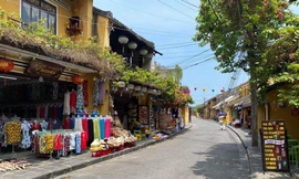 Những con phố du lịch Hội An vắng hoe nhiều tháng qua. Ảnh: PV