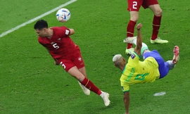 Richarlison và cú “cắt kéo” tung lưới Serbia. Ảnh: AFP