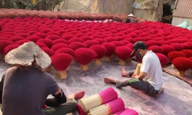 Nhiều người trẻ ở Quảng Phú Cầu nói riêng và các làng nghề ở Hà Nội nói chung đã có xu hướng “thoát ly” khỏi làng nghề