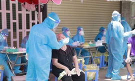 Thanh niên tình nguyện lấy mẫu truy tìm F0 tại 11 phường ở Bình Dương