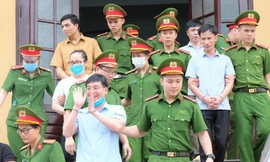 Các bị cáo trong vụ gian lận thi cử tại Hoà Bình tại phiên toà trước đó 