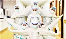 Tình nguyện viên Công giáo thuộc Tòa Tổng giám mục Sài Gòn trong bệnh viện dã chiến (Ảnh: Tư liệu)