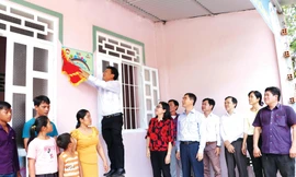 Ông Thiên Thanh Sơn trao căn nhà Mái ấm yêu thương cho các hộ gia đình khó khăn tại tỉnh Bình Thuận