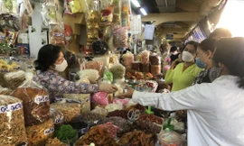 Hàng Tết tại chợ Bình Tây, TPHCM phong phú nhưng khá vắng khách mua. Ảnh: U.P 