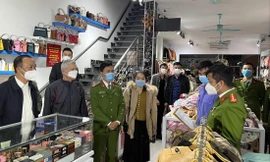 Công an Thanh Hóa đọc lệnh khám xét tiệm quần áo Mai Hường đêm 3/12