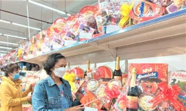 Người dân Bình Dương mua hàng Tết. Ảnh: H.C