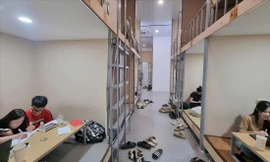 Các quán cà phê 24h trở thành ngôi nhà thứ hai của các bạn trẻ. Ảnh: Thanh Hiền