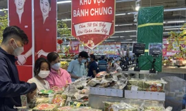 TPHCM: Hàng Tết giảm giá đến khó tin 