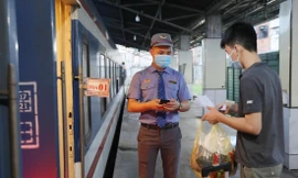 Hành khách làm thủ tục lên tàu ngày 13/10. Ảnh: Ngô Bình