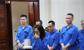 Nguyên Trưởng bộ phận thư ký tài chính AIC bật khóc tại tòa 