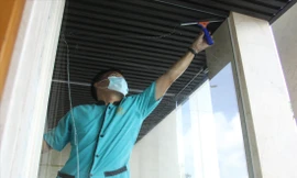 Nhân viên phục vụ tại khách sạn. Ảnh: Thanh Trần 