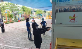 Nhận gạo tại ATM gạo ở phường Thạnh Lộc, quận 12, TPHCM. Ảnh: Công an TPHCM Online