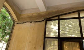 Tường phòng ký túc xá ĐH Giao thông vận tải bong tróc, nứt vỡ có thể rơi xuống bất cứ lúc nào. Ảnh: Nghiêm Huê