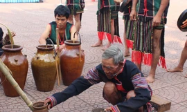 Già làng bôi huyết lên các vật dụng