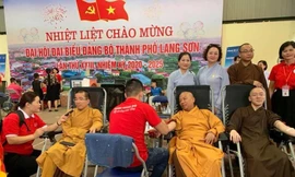 Các Đại đức tham gia hoạt động nhân đạo, từ thiện vì cộng đồng. Ảnh: Duy Chiến 